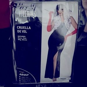 Spirit Halloween Disney Villains cruella de Vil costume